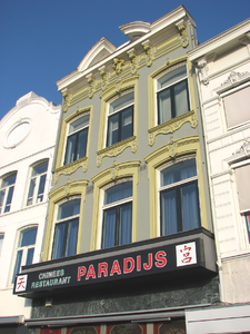 820859 Gezicht op het bovenste gedeelte van de voorgevel van het pand Vredenburg 28 (Chinees Restaurant Paradijs ) te ...